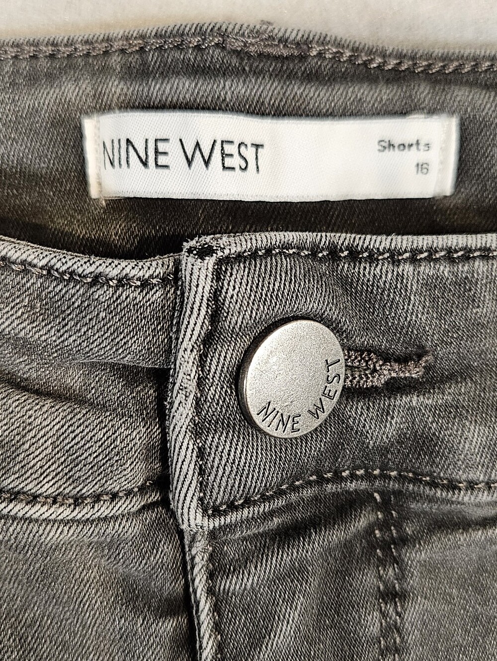 Nine West Women's Distressed Gray Wash Denim Shorts Size 16 With Raw Frayed Hem - Picture 3 of 11